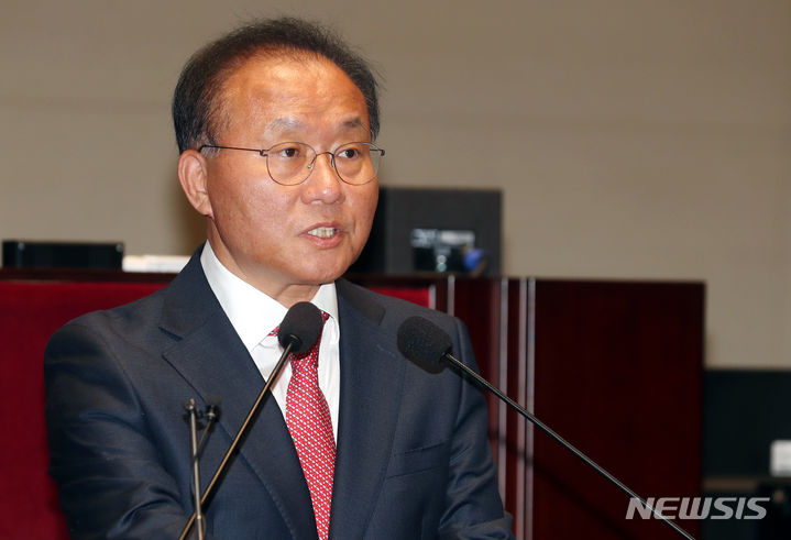 발언하는 윤재옥 국민의힘 원내대표.&nbsp; [서울=뉴시스] 조성봉 기자 = 윤재옥 국민의힘 원내대표가 30일 오전 서울 여의도 국회에서 열린 의원총회에서 발언을 하고 있다. 2023.10.30. suncho21@newsis.com