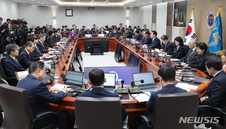 [서울=뉴시스] 조수정 기자 = 윤석열 대통령이 30일 서울 용산 대통령실 청사에서 국무회의를 주재하고 있다. 2023.10.30. chocrystal@newsis.com