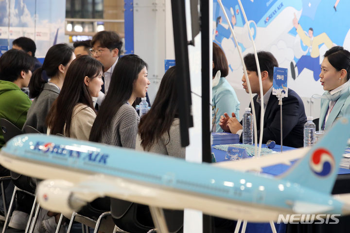 [서울=뉴시스] 조성우 기자 = 30일 오전 서울 강서구 김포국제공항 국제선 청사에서 열린 '2023 항공산업 잡 페어' 채용박람회에서 참관객들이 채용상담을 받고 있다. 2023.10.30. xconfind@newsis.com