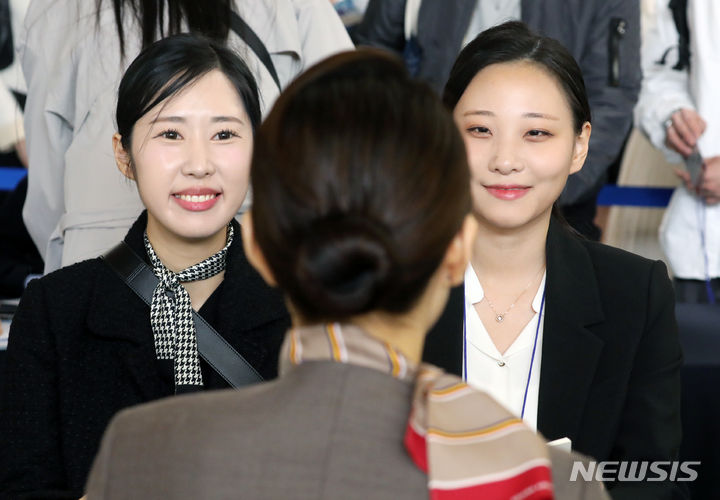 [서울=뉴시스] 조성우 기자 = 30일 오전 서울 강서구 김포국제공항 국제선 청사에서 열린 '2023 항공산업 잡 페어' 채용박람회를 찾은 참관객들이 채용 상담을 받고 있다. 2023.10.30. xconfind@newsis.com