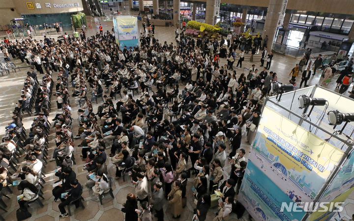 [서울=뉴시스] 조성우 기자 = 30일 오전 서울 강서구 김포국제공항 국제선 청사에서 열린 '2023 항공산업 잡 페어' 채용박람회가 참관객들로 붐비고 있다. 2023.10.30. xconfind@newsis.com