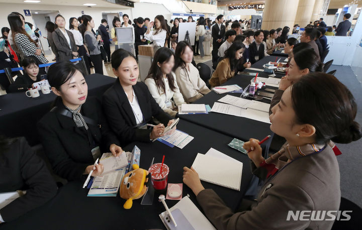 [서울=뉴시스] 조성우 기자 = 30일 오전 서울 강서구 김포국제공항 국제선 청사에서 열린 '2023 항공산업 잡 페어' 채용박람회를 찾은 참관객들이 채용 상담을 받고 있다. 2023.10.30. xconfind@newsis.com