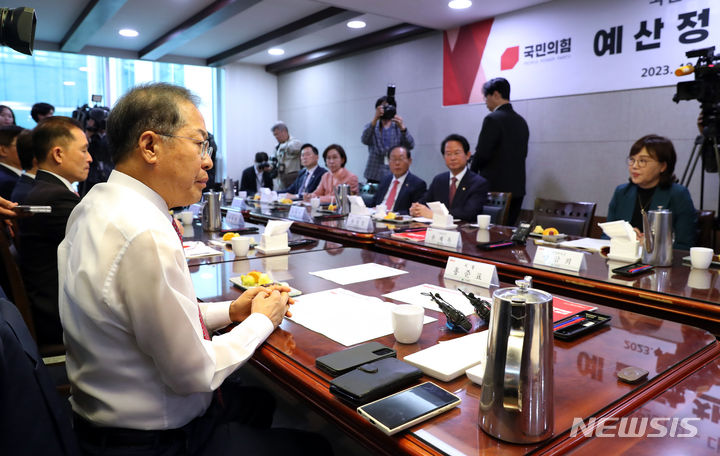 [서울=뉴시스] 이영환 기자 = 홍준표 대구광역시장이 30일 오후 서울 여의도 국회 의원회관 식당에서 열린 국민의힘-대구광역시 예산정책협의회에서 발언을 하고 있다. 2023.10.30. 20hwan@newsis.com