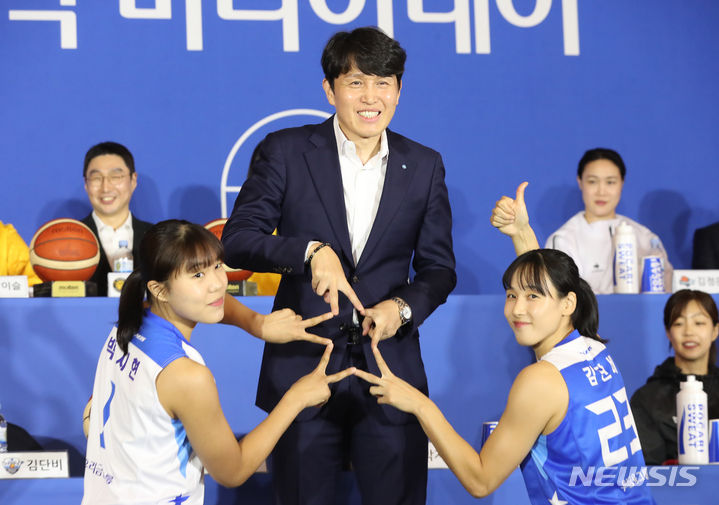 [서울=뉴시스] 황준선 기자 = 우리은행 위성우 감독과 김단비, 박지현 선수가 30일 오후 서울 강남구 호텔리베라에서 열린 우리은행 우리WON 2023-2024 여자프로농구 개막 미디어데이에서 기념촬영하고 있다. 2023.10.30. hwang@newsis.com