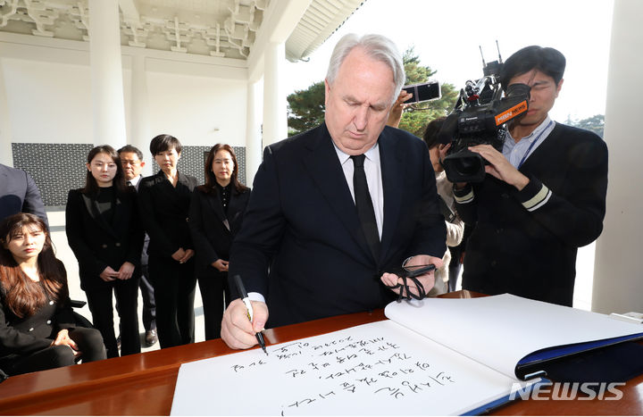 방명록 적는 인요한 국민의힘 혁신위원장.  [서울=뉴시스] 조성우 기자 = 인요한 국민의힘 혁신위원장이 30일 오후 서울 동작구 국립서울현충원을 참배한 뒤 방명록을 적고 있다. 2023.10.30. xconfind@newsis.com