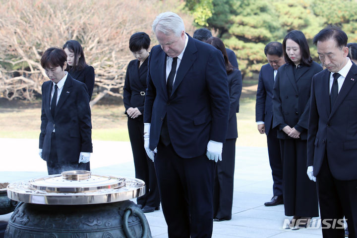 현충원 참배하는 인요한 국민의힘 혁신위원회.  [서울=뉴시스] 조성우 기자 = 인요한 국민의힘 혁신위원장과 혁신위원들이 30일 오후 서울 동작구 국립서울현충원을 참배하고 있다. 2023.10.30. xconfind@newsis.com