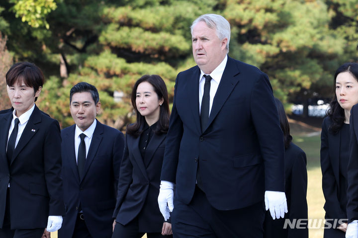 국립서울현충원 참배하는 인요한 국민의힘 혁신위원회.  [서울=뉴시스] 조성우 기자 = 인요한 국민의힘 혁신위원장과 혁신위원들이 30일 오후 서울 동작구 국립서울현충원을 참배하고 있다. 2023.10.30. xconfind@newsis.com