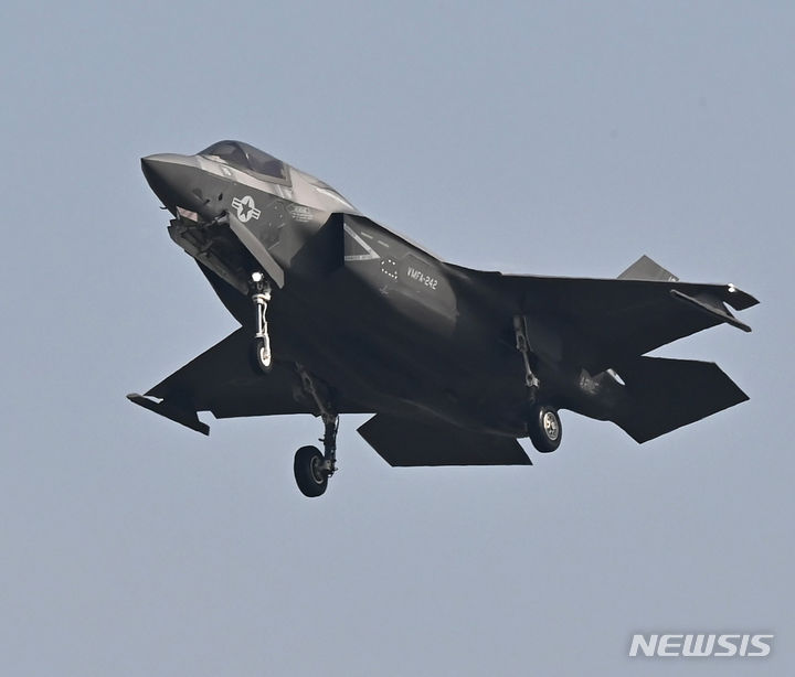 [평택=뉴시스] 김종택기자 = 한미 연합공중훈련인 '비질런트 디펜스(Vigilant Defence)'가 시작된 10월30일 경기도 평택시 주한미공군 오산기지에서 F-35B 전투기가 착륙하고 있다. 이번 훈련에는 우리 공군 F-35A와 E-737 항공통제기, KC-330 다목적 공중급유수송기, 미군 F-35A·B, F/A-18 전투기, KC-135 공중급유기, EA-18 전자전기 등 한미 최정예 항공전력이 참가한다. 2023.12.11. jtk@newsis.com