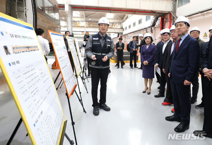 [김포=뉴시스] 전진환 기자 = 김기현 국민의힘 대표가 30일 오후 경기도 김포시 양촌읍 김포한강차량기지를 찾아 김포골드라인 현황보고를 듣고 있다. 2023.10.30. amin2@newsis.com