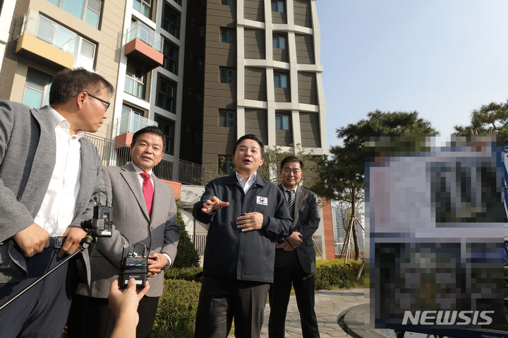 [서울=뉴시스] 김금보 기자 = 원희룡 국토교통부 장관이 30일 오후 서울 동대문구 한 신축 아파트단지에서 하자 문제 관련 상황을 점검하고 있다. 2023.10.30. kgb@newsis.com