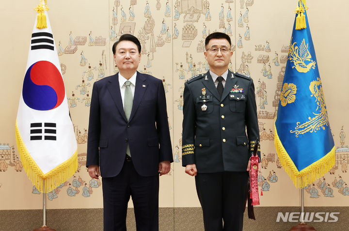 [서울=뉴시스] 전신 기자 = 윤석열 대통령이 30일 서울 용산 대통령실 청사에서 열린 장성 진급·보직 신고 및 삼정검 수치 수여식에서 박안수 신임 육군참모총장의 삼정검에 수치를 수여한 뒤 기념촬영하고 있다. (대통령실통신사진기자단) 2023.10.30. photo1006@newsis.com