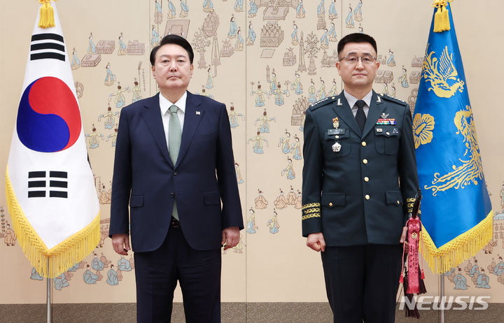 [서울=뉴시스] 전신 기자 = 윤석열 대통령이 30일 서울 용산 대통령실 청사에서 열린 장성 진급·보직 신고 및 삼정검 수치 수여식에서 박안수 신임 육군참모총장의 삼정검에 수치를 수여한 뒤 기념촬영하고 있다. (대통령실통신사진기자단) 2023.10.30. photo1006@newsis.com