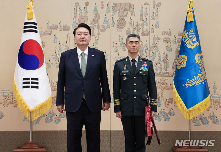 [서울=뉴시스] 전신 기자 = 윤석열 대통령이 30일 서울 용산 대통령실 청사에서 열린 장성 진급·보직 신고 및 삼정검 수치 수여식에서 강신철 연합사 부사령관에게 삼정검 수치를 수여한 뒤 기념촬영을 하고 있다. (대통령실통신사진기자단) 2023.10.30. photo1006@newsis.com