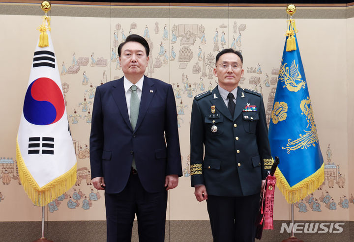 [서울=뉴시스] 전신 기자 = 윤석열 대통령이 30일 서울 용산 대통령실 청사에서 열린 장성 진급·보직 신고 및 삼정검 수치 수여식에서 고창준 육군 제2작전사령관에게 삼정검 수치를 수여한 뒤 기념촬영하고 있다. (대통령실통신사진기자단) 2023.10.30. photo1006@newsis.com