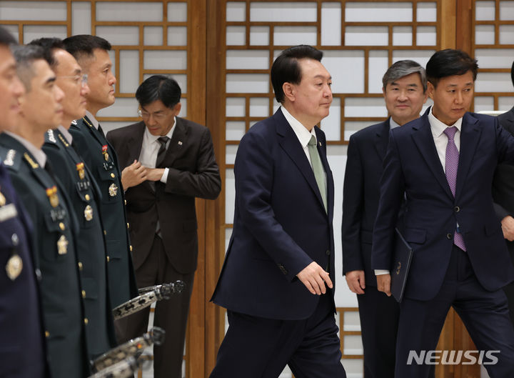 [서울=뉴시스] 전신 기자 = 윤석열 대통령이 30일 서울 용산 대통령실 청사에서 열린 장성 진급·보직 신고 및 삼정검 수치 수여식에 입장하고 있다. (대통령실통신사진기자단) 2023.10.30. photo1006@newsis.com