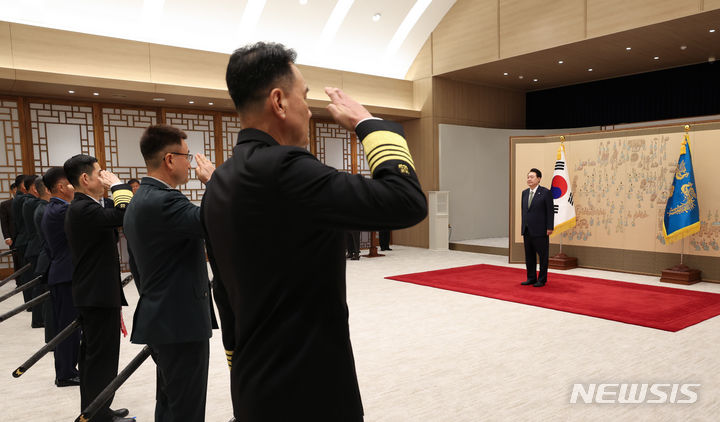 [서울=뉴시스] 전신 기자 = 윤석열 대통령이 30일 서울 용산 대통령실 청사에서 열린 장성 진급·보직 신고 및 삼정검 수치 수여식에서 진급 장성들의 경례에 거수경례로 답하고 있다. (대통령실통신사진기자단) 2023.10.30. photo1006@newsis.com