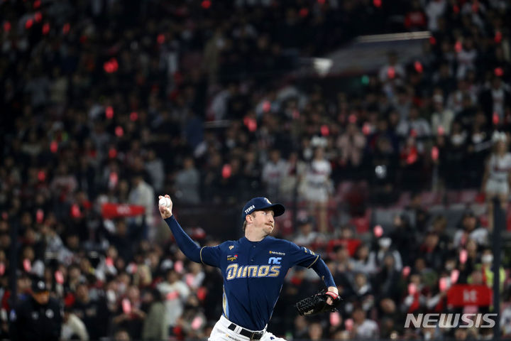[수원=뉴시스] 김선웅 기자 = 30일 수원 KT위즈파크에서 열린 2023 프로야구 플레이오프 NC 다이노스와 kt 위즈의 1차전 경기, 6회말 NC 선발투수 페디가 역투하고 있다. 2023.10.30. mangusta@newsis.com