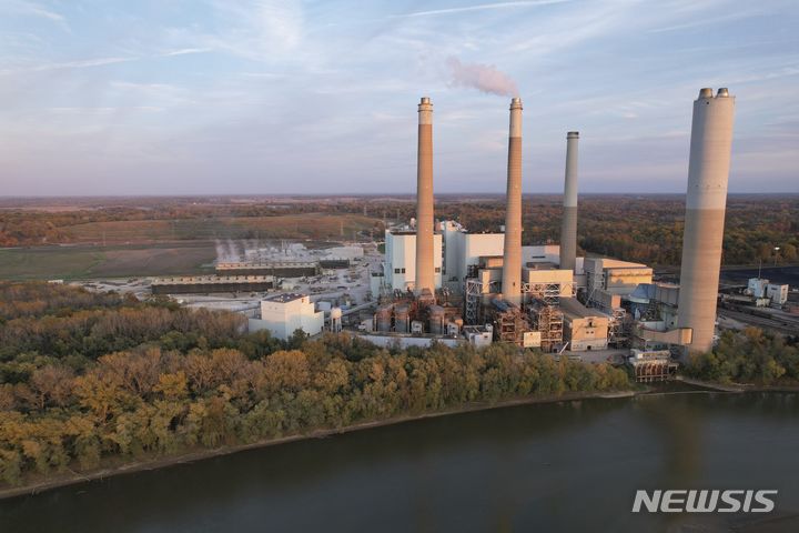 [인디애나=AP/뉴시스] 화석 연료를 현재 추세로 계속 사용하면 5년 뒤에는 지구 온난화에 대해 국제적으로 합의된 온도인 1.5도를 넘을 것이라는 연구 결과가 발표됐다고 미국 AP통신이 30일(현지시간) 전했다. 사진은 미국 인디애나주 피터스버그에 있는 발전소에서 증기가 올라오고 있는 모습. 2023.10.31.