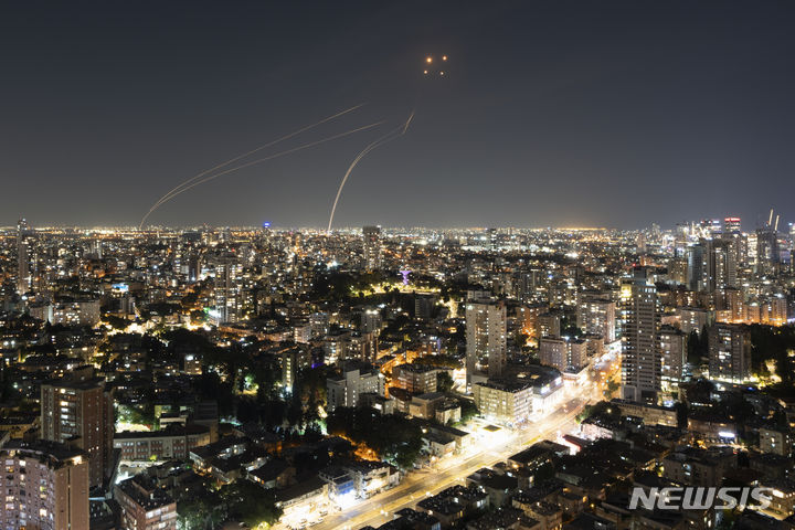 [텔아비브=AP/뉴시스] 10월30일(현지시각) 장소가 알려지지 않은 이스라엘 중부에서 이스라엘의 대공 방어 시스템 아이언돔이 가자지구서 발사된 로켓을 요격하고 있다. 2023.10.31.