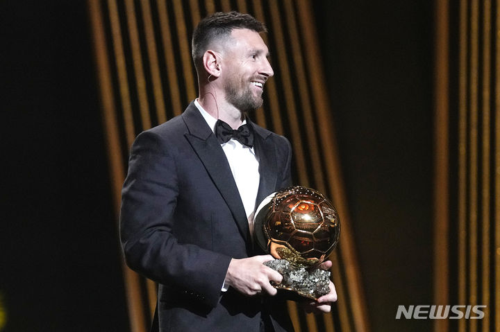[파리=AP/뉴시스] 인터 마이애미의 리오넬 메시(아르헨티나)가 30일(현지시간) 프랑스 파리의 샤틀레 극장에서 열린 2023 발롱도르 시상식 남자 선수 부문 여덟 번째 발롱도르 트로피를 받은 후 기뻐하고 있다. 2023.10.31.