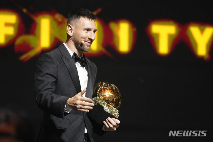 [파리=AP/뉴시스] 인터 마이애미의 리오넬 메시(아르헨티나)가 30일(현지시간) 프랑스 파리의 샤틀레 극장에서 열린 2023 발롱도르 시상식 남자 선수 부문 여덟 번째 발롱도르 트로피를 받은 후 소감을 말하고 있다. 2023.10.31.