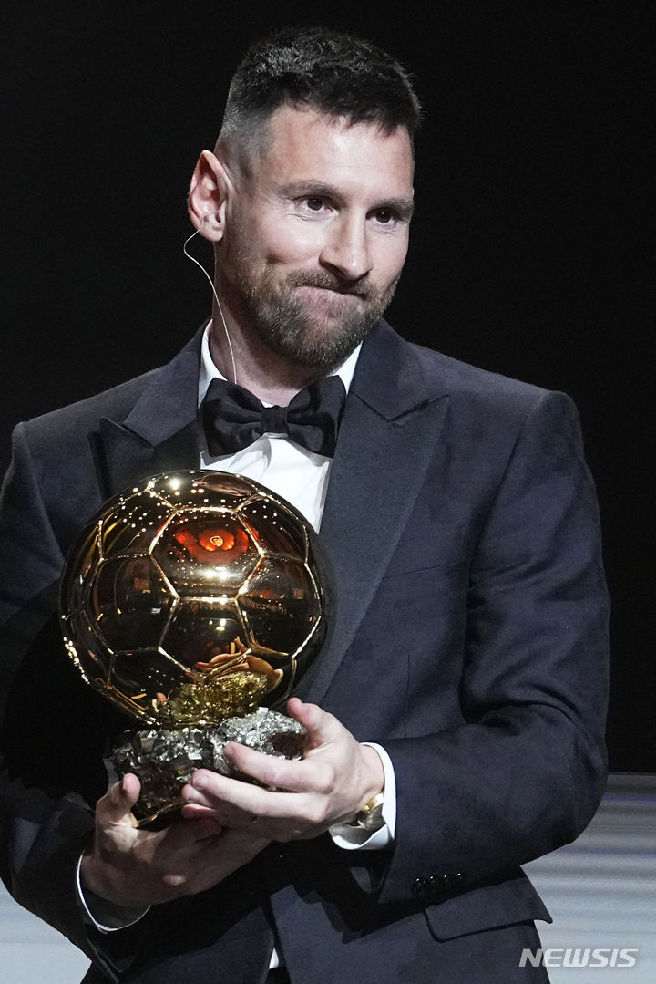 [파리=AP/뉴시스] 인터 마이애미의 리오넬 메시(아르헨티나)가 30일(현지시간) 프랑스 파리의 샤틀레 극장에서 열린 2023 발롱도르 시상식 남자 선수 부문 여덟 번째 발롱도르 트로피를 받은 후 포즈를 취하고 있다. 2023.10.31.
