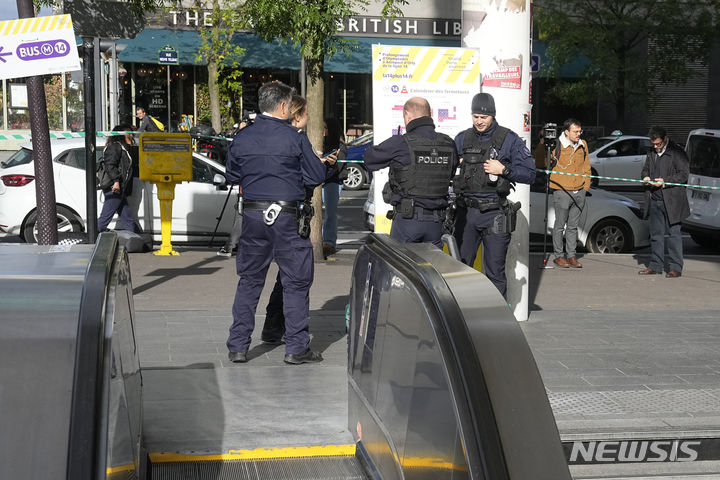 [파리=AP/뉴시스] 지난달 31일(현지시간) 프랑스 수도 파리에서 이슬람교도 복식을 한 30대 여성이 열차 안에서 자폭 위협을 하는 사건이 벌어진 뒤 경찰관이 지하철 역사 출입을 통제하고 있다. 2023.11.01.