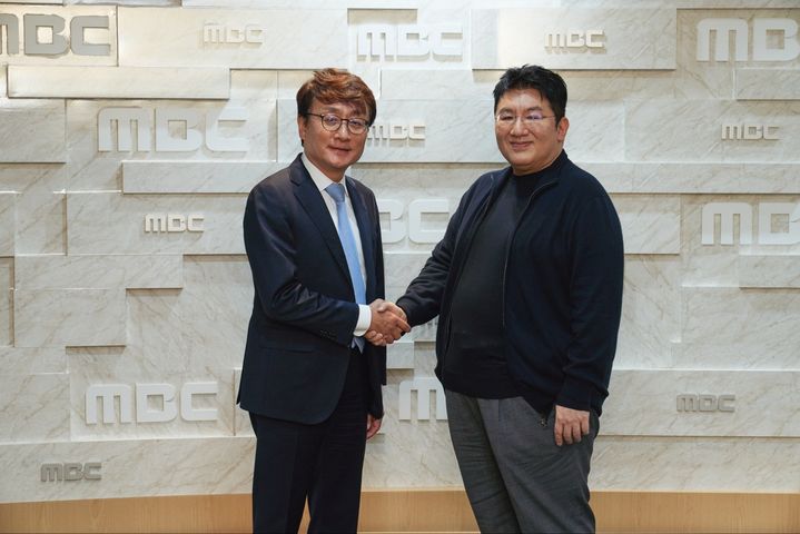[서울=뉴시스] 안형준 MBC 사장(왼쪽), 방시혁 하이브 의장. (사진 = MBC 제공) 2023.10.30. photo@newsis.com *재판매 및 DB 금지