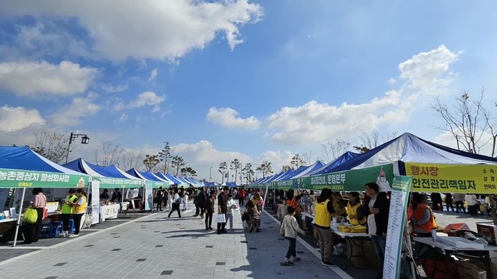 서천군학교학부모회장협의회가 진행한 ‘엄마랑 친구랑 플리마켓’이 지역민의 뜨거운 호응속에 성료됐다. 2023. 10. 31 서천교육지원청  *재판매 및 DB 금지