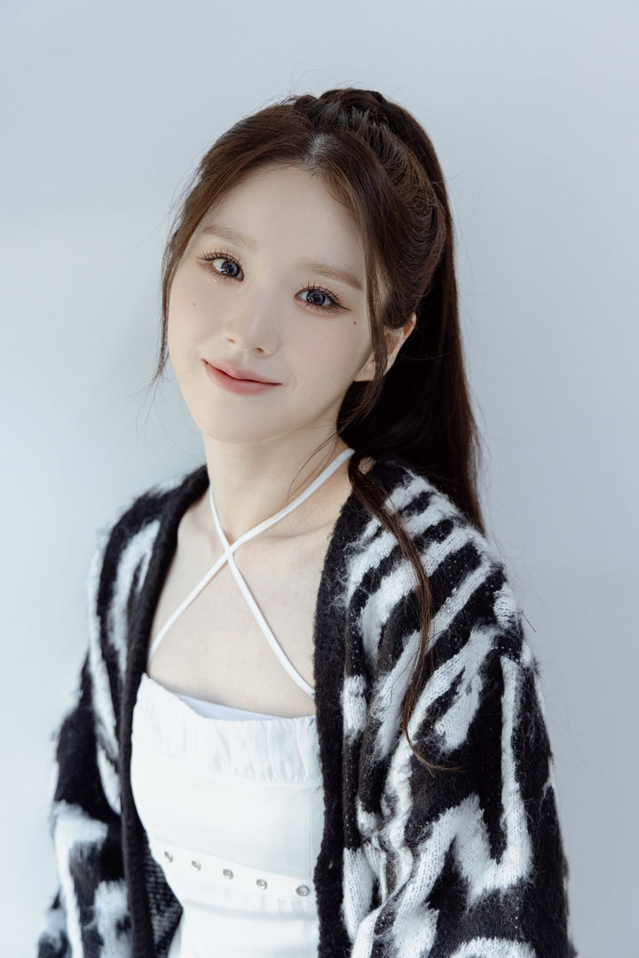 [서울=뉴시스] 그룹 '아르테미스' 희진이 31일 솔로 앨범 'K'를 발표했다. (사진=모드하우스 제공) 2023.10.31. photo@newsis.com *재판매 및 DB 금지