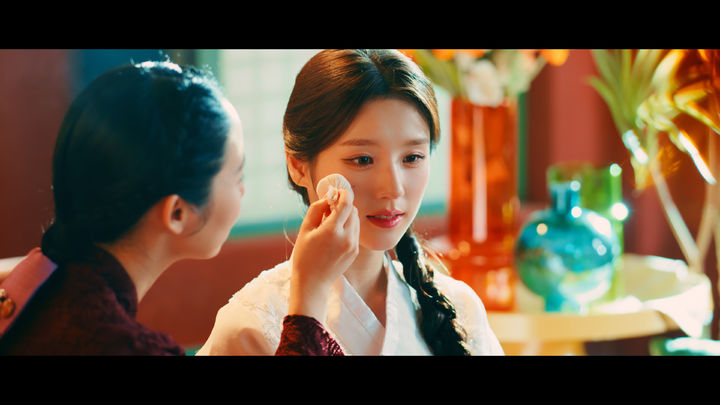 [서울=뉴시스] 그룹 '아르테미스' 희진의 타이틀곡 '알고리즘' 뮤직비디오의 한 장면. (사진=모드하우스 제공) 2023.10.31. photo@newsis.com *재판매 및 DB 금지