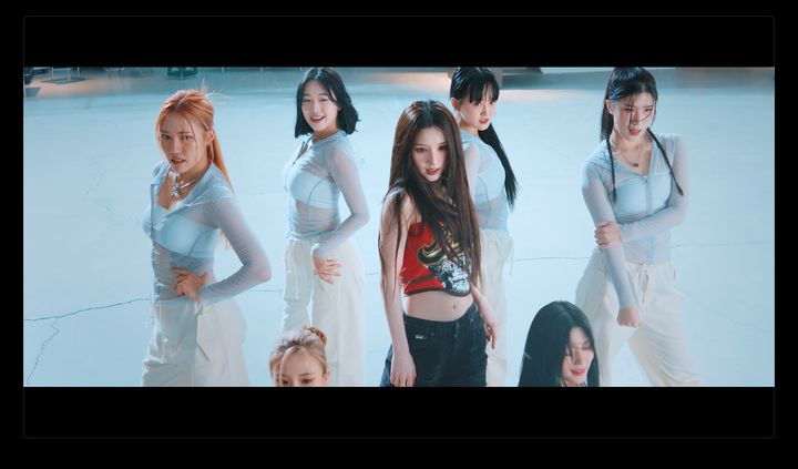 [서울=뉴시스] 그룹 '아르테미스' 희진의 타이틀곡 '알고리즘' 뮤직비디오의 한 장면. (사진=모드하우스 제공) 2023.10.31. photo@newsis.com *재판매 및 DB 금지