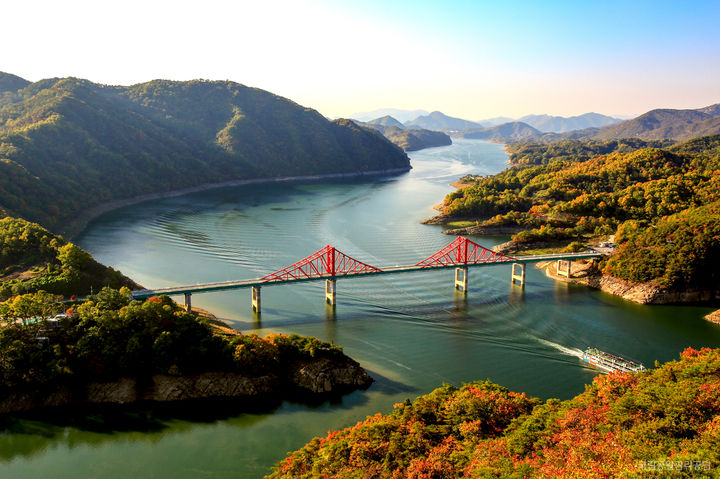 월악산에서 내려다본 옥순봉 단풍 모습. (사진=국립공원 제공) *재판매 및 DB 금지