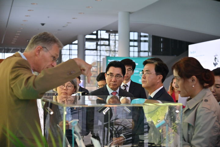 [홍성=뉴시스] 김태흠 충남지사, 독일 인피니언 방문 모습. *재판매 및 DB 금지