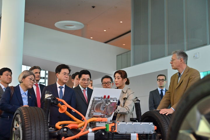 [홍성=뉴시스] 김태흠 충남지사, 독일 인피니언 방문 모습. *재판매 및 DB 금지