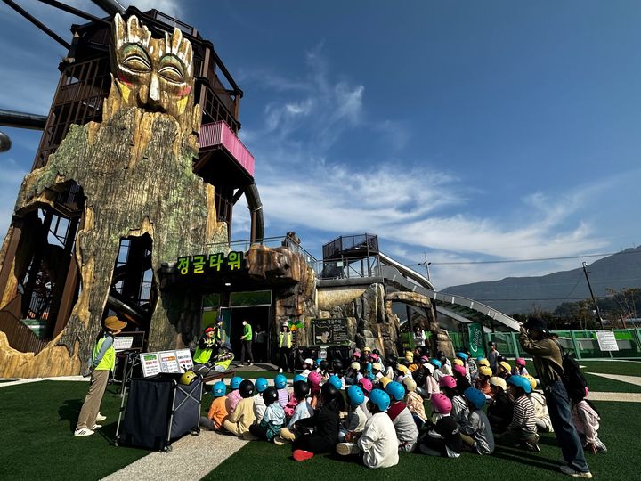 [거제=뉴시스] 신정철 기자= 경남 거제시 거제식물원 내 놀이시설 ‘정글타워’가 연일 인기 몰이를 하고 있다. 이번에 신규 설치된 19m 높이에서 60m를 활강하는 ‘자이언트 스파이럴 슬라이드’는 아이들에게 인기 만점으로 매회차 성황리에 운영중이다.(사진=거제시 제공).2023.10.31. photo@newsis.com *재판매 및 DB 금지