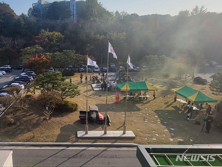 [대전=뉴시스]31일 대전 한국항공우주연구원에서 자연우주물체 추락에 대비한 '2023년 재난대응 안전한국훈련'이 진행되고 있다. (사진=윤현성 기자)