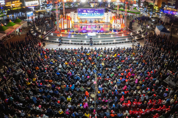 [부산=뉴시스] 부산 서구 송도해수욕장 일원에서 열린 '제14회 부산고등어축제' (사진=부산 서구청 제공) *재판매 및 DB 금지