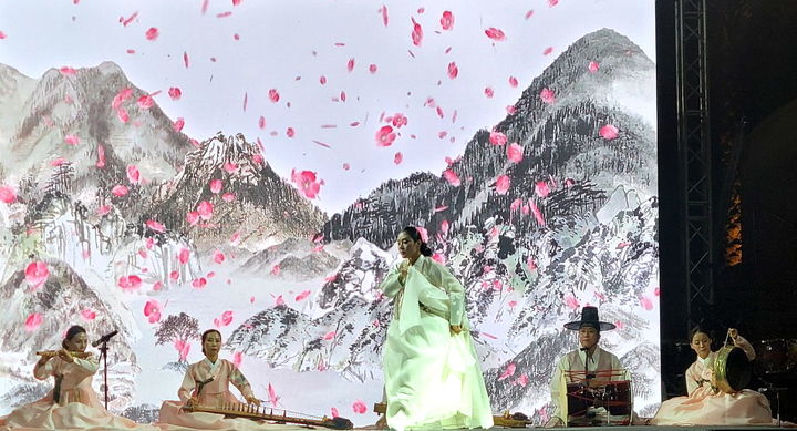 곱게 한복을 차려입은 남원시립국악단의 전통무용이 아랍에미리트 아부다비 현지 무대에서 펼쳐지고 있다. *재판매 및 DB 금지