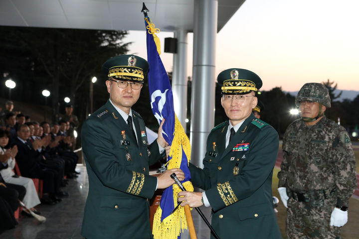 [대구=뉴시스] 육군 제2작전사령부는 대연병장에서 박안수 육군참모총장 주관으로 제45대·제46대 제2작전사령관 이·취임식을 진행했다. (사진 = 육군 제2작전사령부 제공) 2023.10.31. photo@newsis.com *재판매 및 DB 금지
