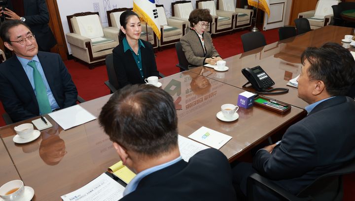 [청주=뉴시스] 지난해 10월31일 충북도청을 방문한 유자은 이사장 등 건국대 관계자들과 김영환 충북지사가 건국대 의대와 충주병원에 관한 의견을 교환하고 있다. (사진=뉴시스 DB). photo@newsis.com *재판매 및 DB 금지