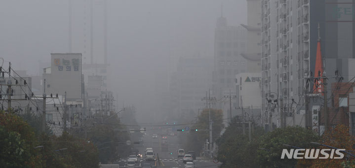 [인천=뉴시스] 전진환 기자 = 31일 오전 인천시청역 주변에서 바라본 인천시 일대에 안개가 끼어있다. 2023.10.31. amin2@newsis.com