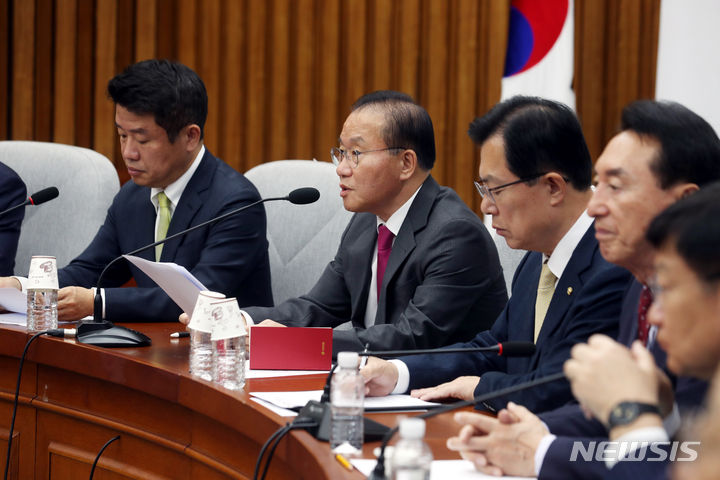 [서울=뉴시스] 조성봉 기자 = 윤재옥 국민의힘 원내대표가 31일 오전 서울 여의도 국회에서 열린 원내대책회의에서 발언을 하고 있다. 2023.10.31. suncho21@newsis.com