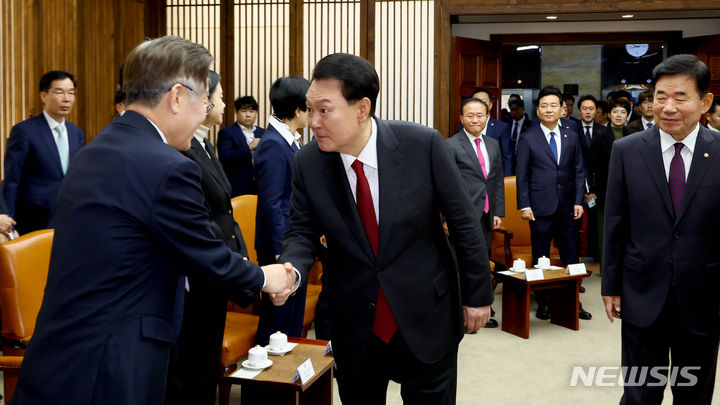 [서울=뉴시스] 조수정 기자 = 윤석열 대통령이 31일 서울 여의도 국회에서 2024년도 예산안 및 기금운용 계획안에 대한 시정연설에 앞서 열린 국회의장, 여야 지도부, 5부요인 사전 환담에서 이재명 더불어민주당 대표와 악수하고 있다.2023.10.31. chocrystal@newsis.com