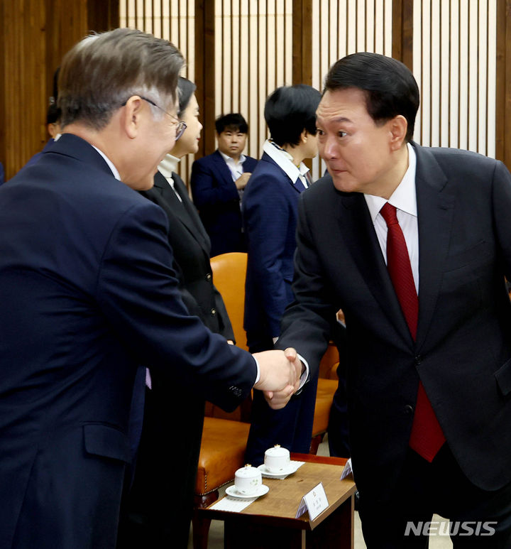 [서울=뉴시스] 조수정 기자 = 윤석열 대통령이 31일 서울 여의도 국회에서 2024년도 예산안 및 기금운용 계획안에 대한 시정연설에 앞서 열린 국회의장, 여야 지도부, 5부요인 사전 환담에서 이재명 더불어민주당 대표와 악수하고 있다.2023.10.31. chocrystal@newsis.com