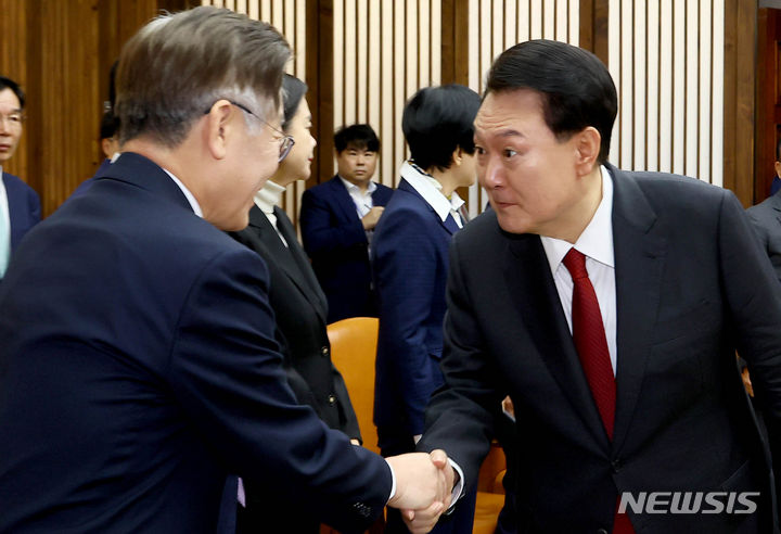 [서울=뉴시스] 조수정 기자 = 윤석열 대통령이 31일 서울 여의도 국회에서 2024년도 예산안 및 기금운용 계획안에 대한 시정연설에 앞서 열린 국회의장, 여야 지도부, 5부요인 사전 환담에서 이재명 더불어민주당 대표와 악수하고 있다.2023.10.31. chocrystal@newsis.com