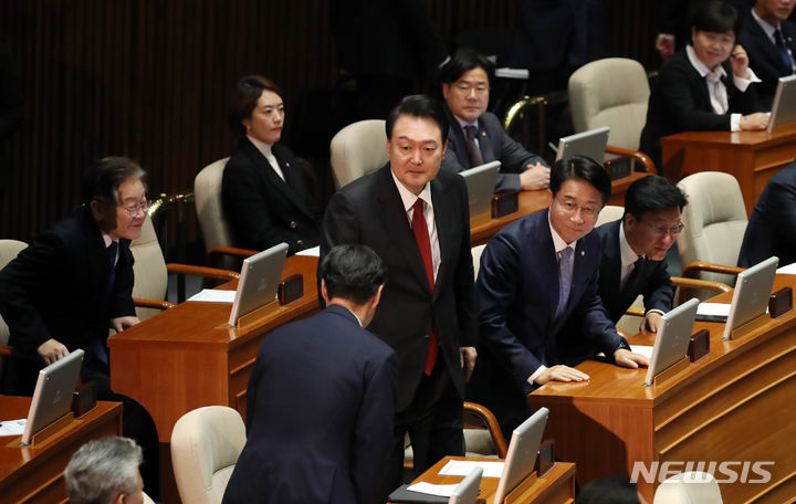 [서울=뉴시스] 조수정 기자 = 윤석열 대통령이 31일 서울 여의도 국회에서 열린 2024년도 예산안 및 기금운용 계획안에 대한 시정연설을 위해 본회의장에 입장하고 있다. 2023.10.31. chocrystal@newsis.com