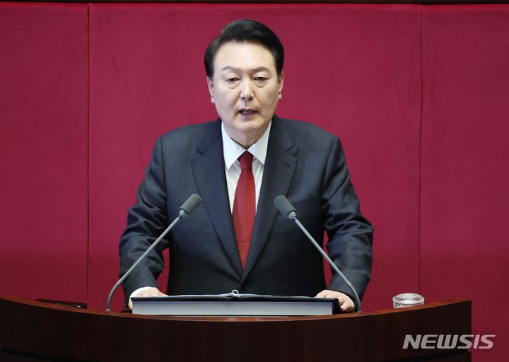 [서울=뉴시스] 조수정 기자 = 윤석열 대통령이 31일 서울 여의도 국회 본회의장에서 2024년도 예산안 및 기금운용 계획안에 대한 시정연설을 하고 있다. (대통령실통신사진기자단) 2023.10.31. chocrystal@newsis.com