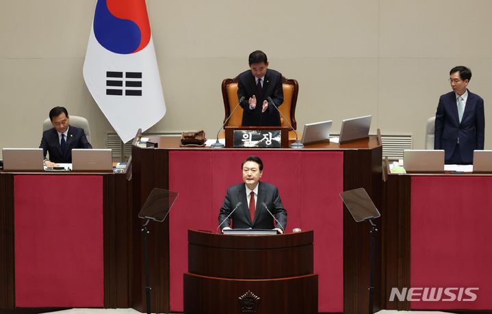 [서울=뉴시스] 조수정 기자 = 윤석열 대통령이 31일 서울 여의도 국회 본회의장에서 2024년도 예산안 및 기금운용 계획안에 대한 시정연설을 하고 있다. (대통령실통신사진기자단) 2023.10.31. chocrystal@newsis.com