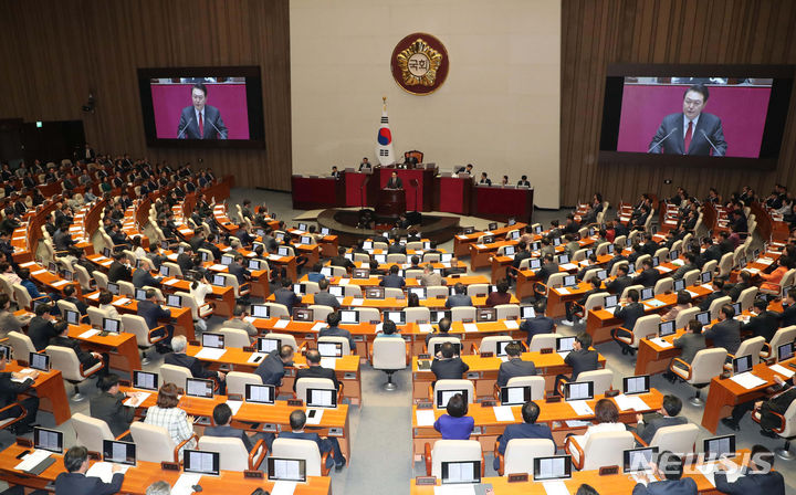 [서울=뉴시스] 조수정 기자 = 윤석열 대통령이 31일 서울 여의도 국회 본회의장에서 2024년도 예산안 및 기금운용 계획안에 대한 시정연설을 하고 있다. 2023.10.31. chocrystal@newsis.com